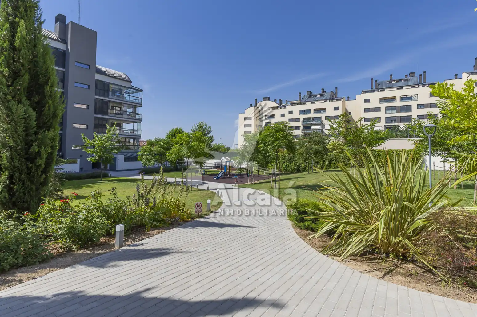 Vista exterior de Àtic en venda en Rivas-Vaciamadrid amb Aire condicionat, Calefacció i Jardí privat