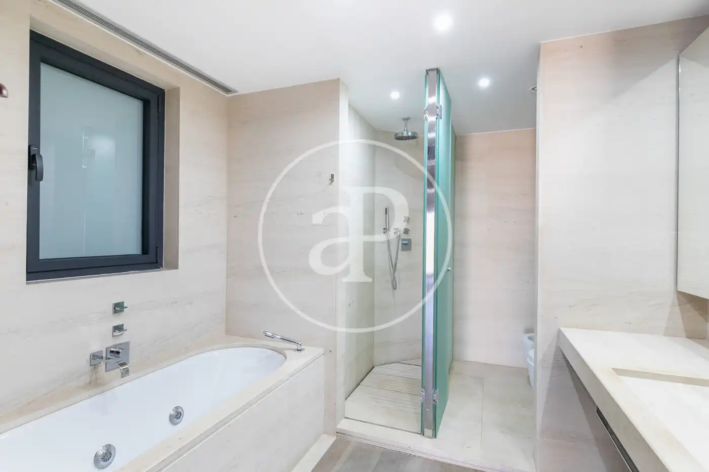 Bathroom of Flat for sale in Barcelona  with Air Conditioner and Heating