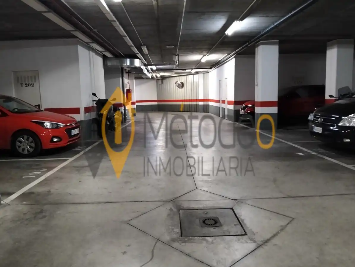 Parking de Piso en venta en Sevilla con Aire acondicionado, Calefacción y Jardín privado