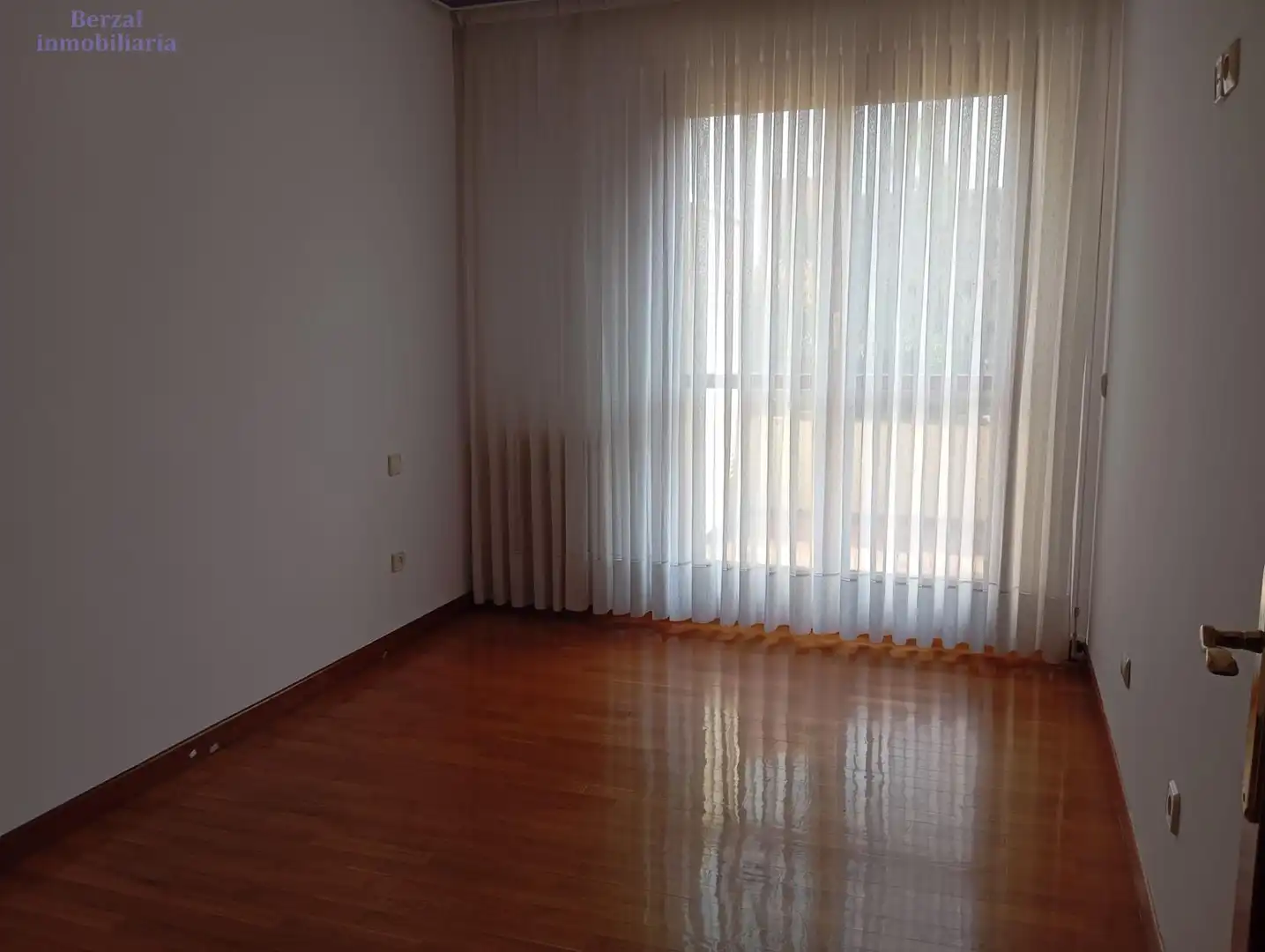 Habitación de Piso de alquiler en  Logroño con Calefacción, Jardín privado y Terraza