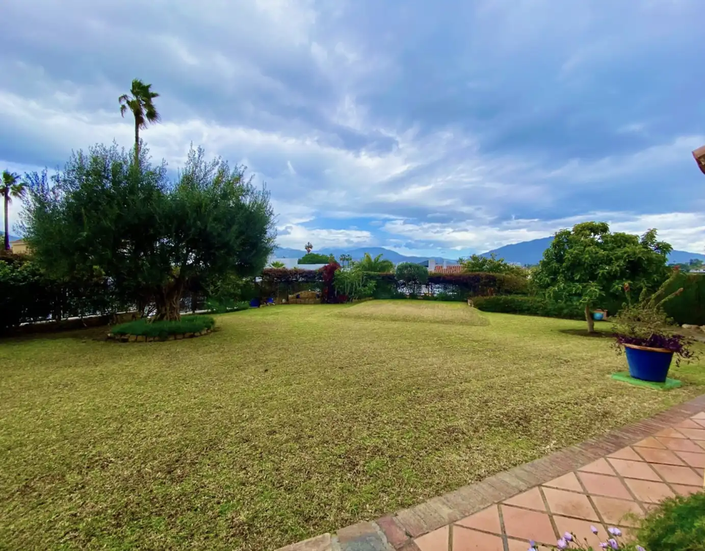 Vista exterior de Casa o xalet en venda en Estepona amb Aire condicionat, Calefacció i Jardí privat