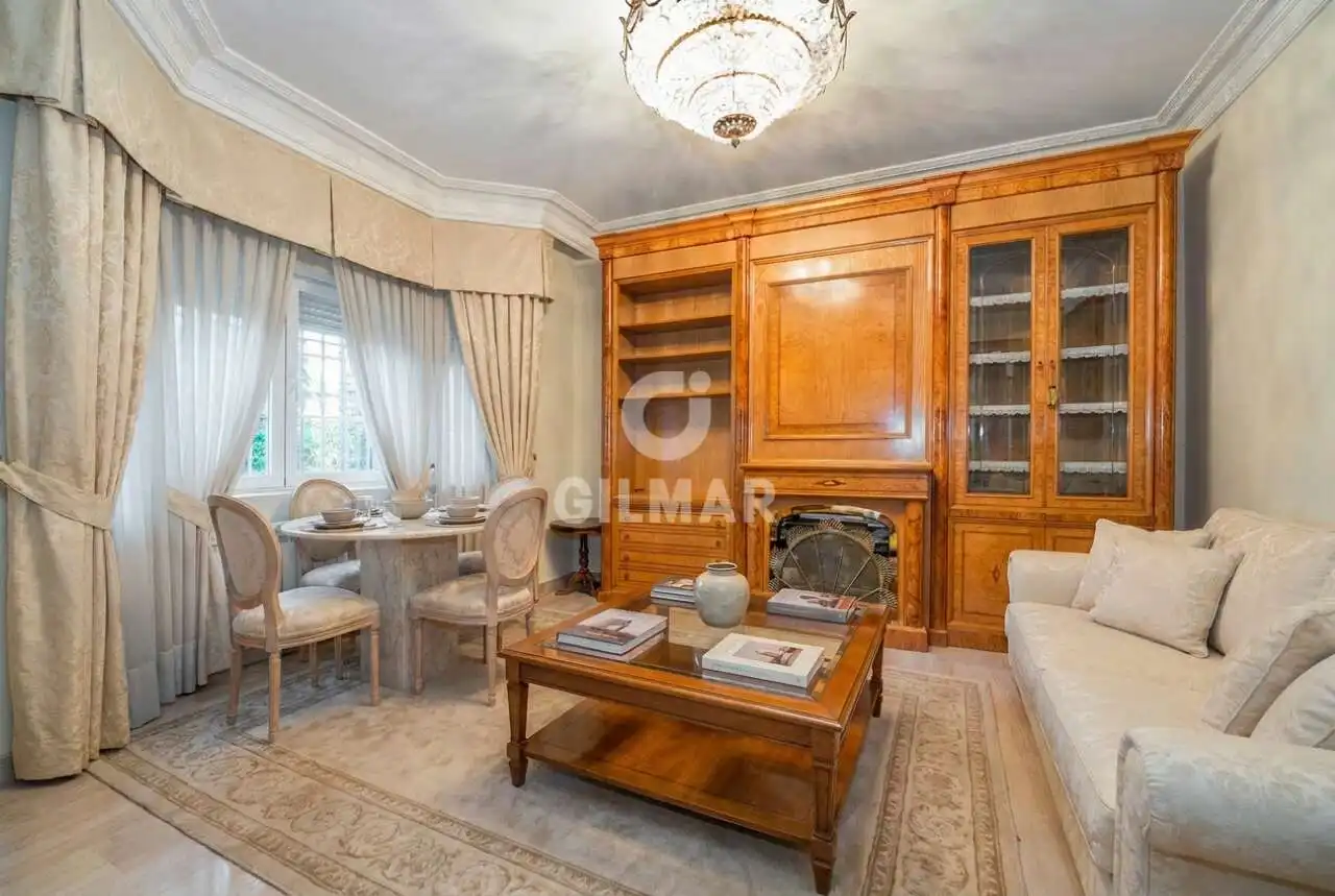 Sala d'estar de Casa o xalet en venda en Madrid amb Calefacció, Jardí privat i Piscina