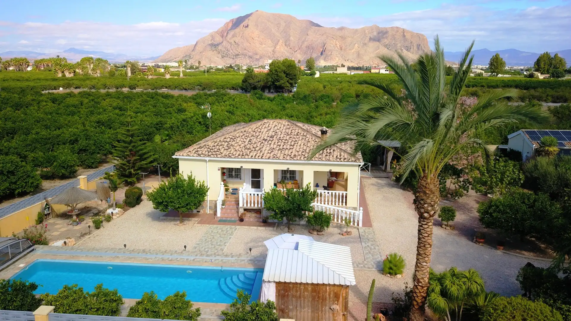 Vista exterior de Finca rústica en venda en Orihuela amb Terrassa i Piscina