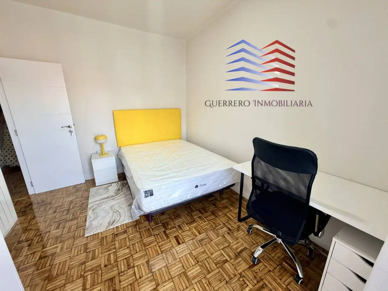 Schlafzimmer von Wohnung zur Miete in Ourense Capital  mit Heizung, Parkett und Möbliert