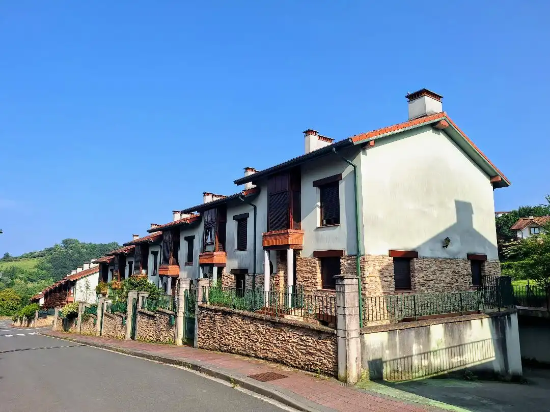 Außenansicht von Einfamilien-Reihenhaus zum Verkauf in Aia mit Heizung, Privatgarten und Terrasse