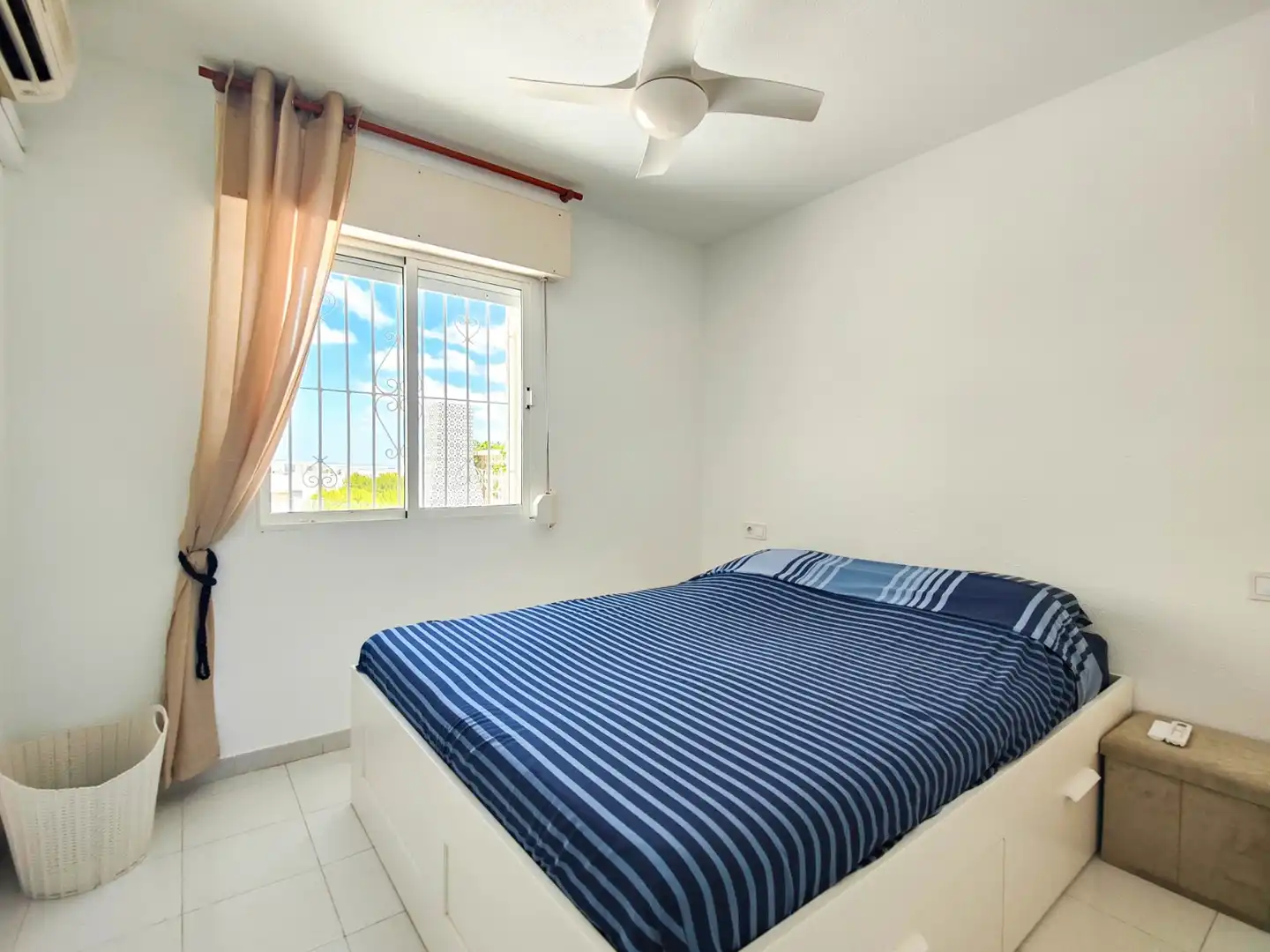 Schlafzimmer von Einfamilien-Reihenhaus zum Verkauf in Torrevieja mit Klimaanlage, Privatgarten und Terrasse