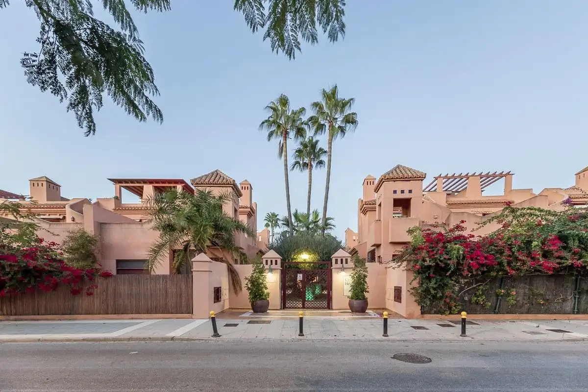 Vista exterior de Casa adosada en venta en Motril con Terraza, Balcón y Piscina comunitaria