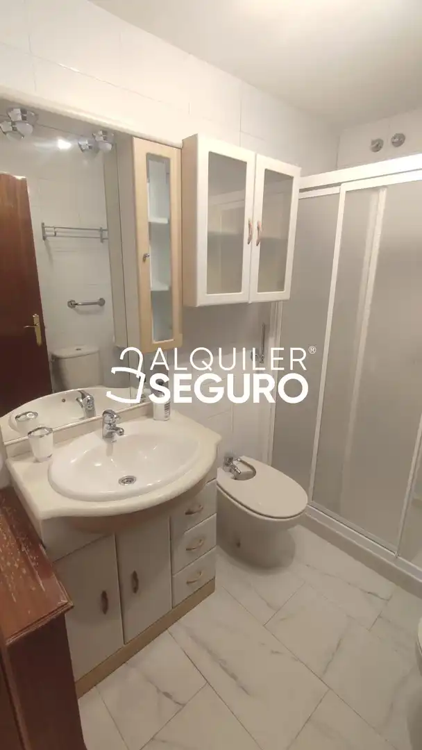 Bathroom of Flat for rent in Madrid  with Air Conditioner, Heating and Terrace