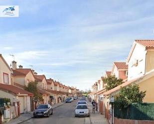 Vista exterior de Casa o xalet en venda en Cabañas de la Sagra amb Piscina comunitària