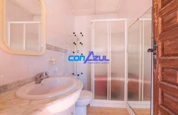 Bany de Casa o xalet en venda en Elche / Elx amb Jardí privat, Terrassa i Piscina