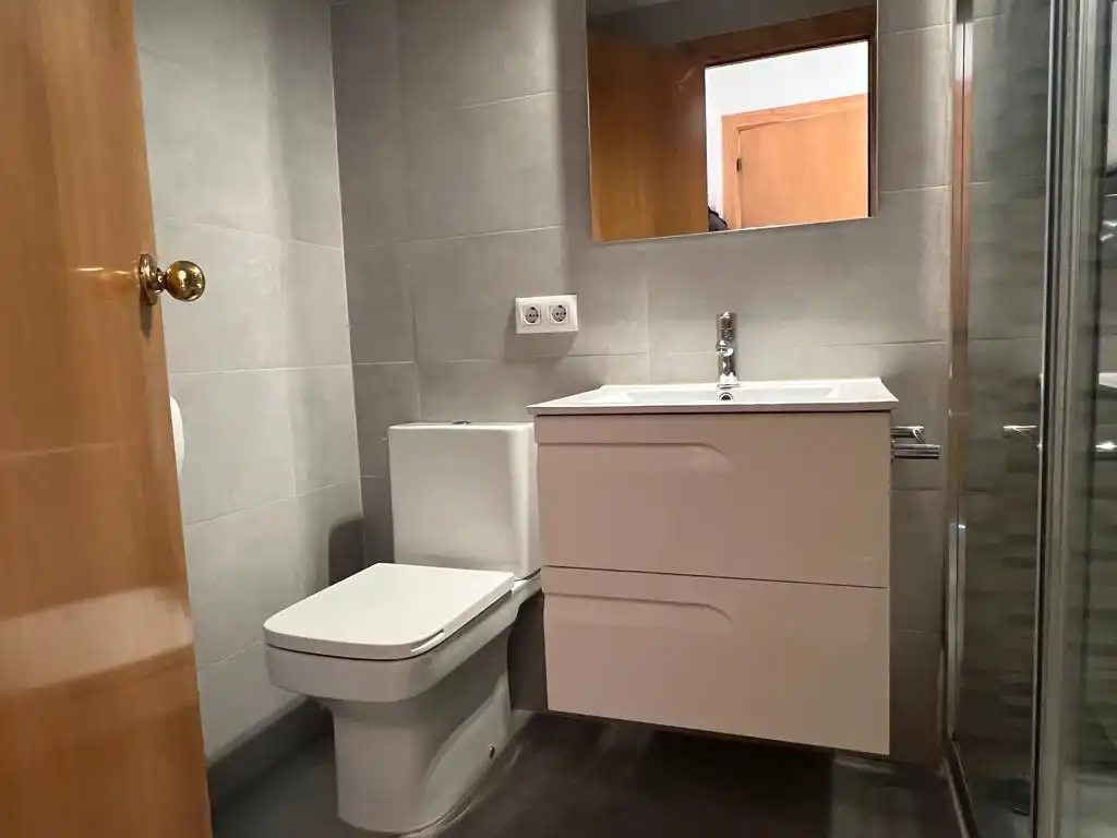 Bany de Pis de lloguer en Girona amb Aire condicionat, Calefacció i Moblat
