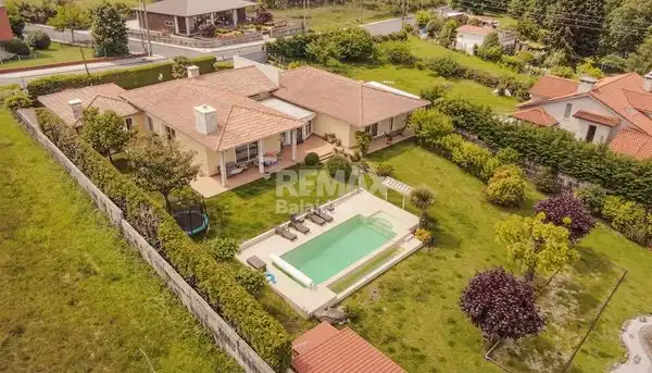 Vista exterior de Casa o xalet en venda en A Cañiza   amb Calefacció, Jardí privat i Terrassa