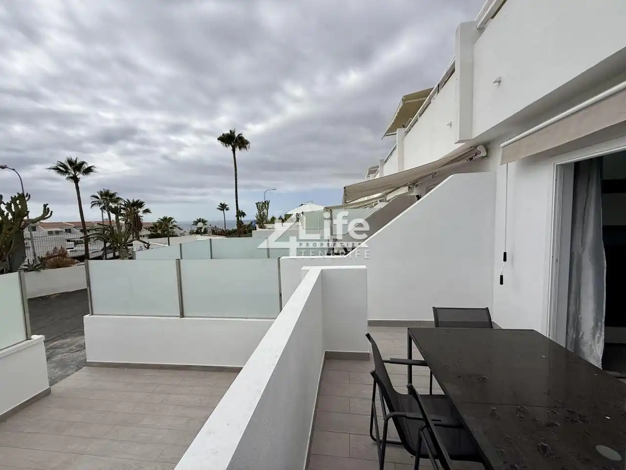 Vista exterior de Planta baixa en venda en Adeje amb Aire condicionat, Terrassa i Moblat