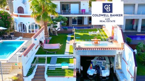 Esta magnífica residencia en Empuriabrava redefine el concepto de lujo costero. Ubicada en una de las ubicaciones más prestigiosas