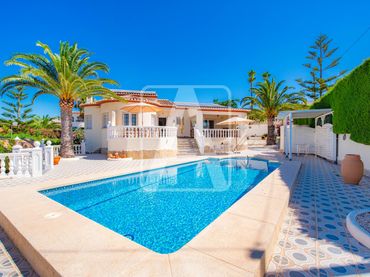 Villa con piscina in vendita a Carrió - La Merced - Los Pinos