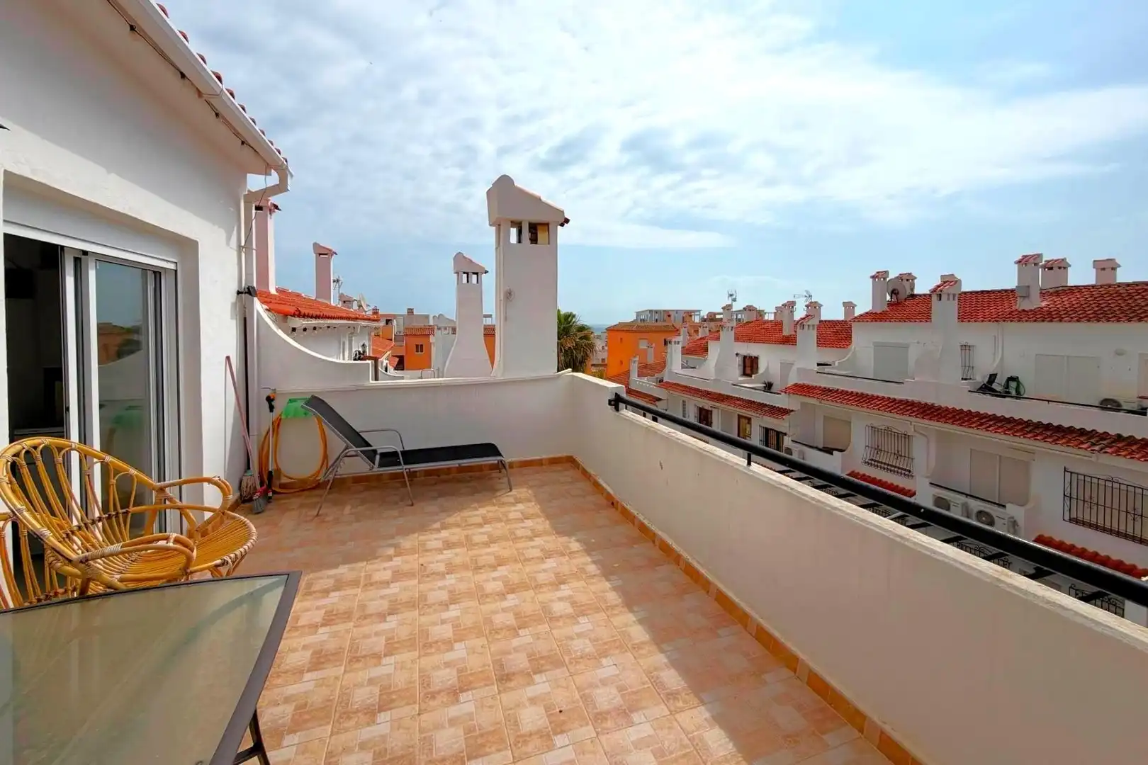 Terrasse von Einfamilien-Reihenhaus zum Verkauf in Torrevieja mit Klimaanlage, Heizung und Terrasse