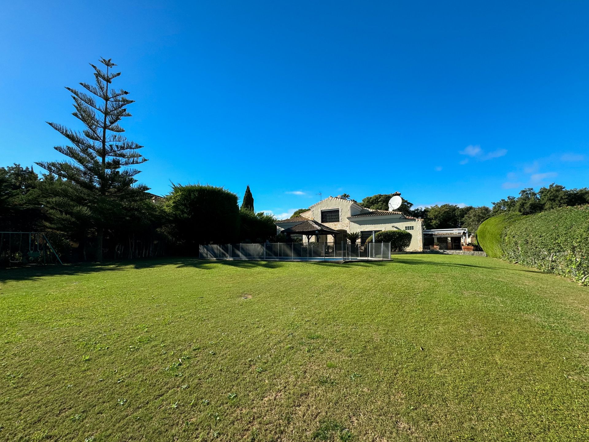 Garden of House or chalet for sale in Sotogrande  with Air Conditioner, Private garden and Terrace