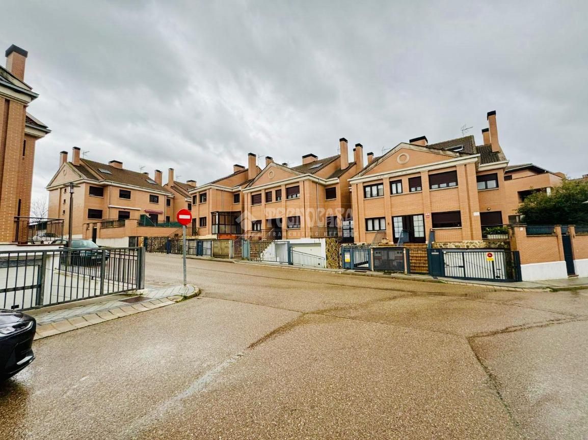 Vista exterior de Casa adosada en venda en Cistérniga