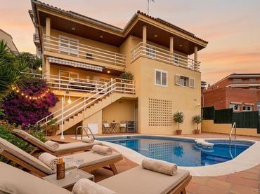 Casa con balcone in vendita a Carrer Cretas