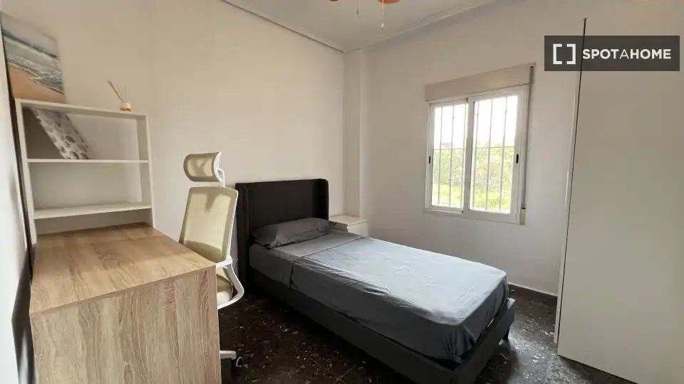 Bedroom of Flat for rent in Valencia  with Air Conditioner, Heating and Furnished