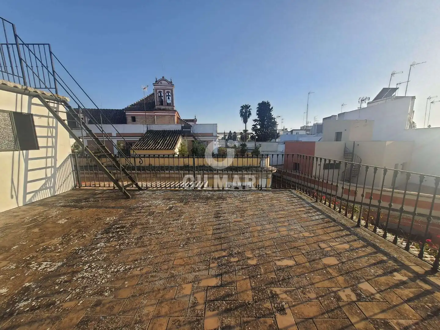 Vista exterior de Casa adosada en venda en Sevilla amb Calefacció