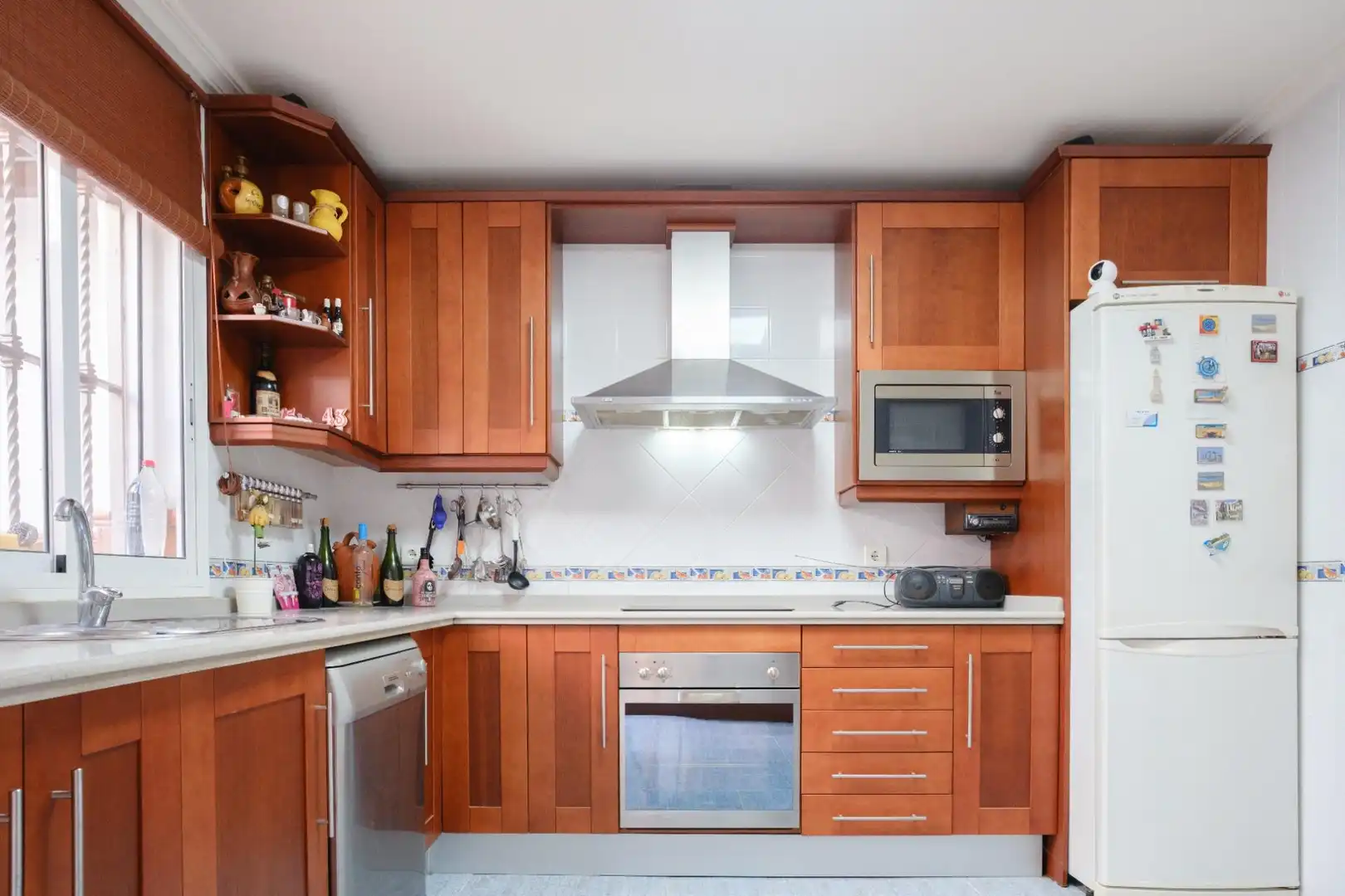 Küche von Einfamilien-Reihenhaus zum Verkauf in La Algaba mit Klimaanlage, Heizung und Terrasse