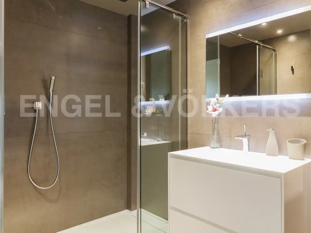 Badezimmer von Dachboden zum Verkauf in Barcelona mit Klimaanlage, Heizung und Terrasse