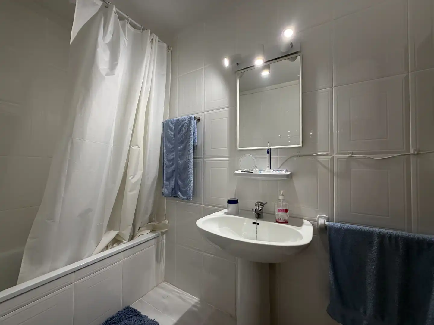Bany de Apartament en venda en Empuriabrava amb Aire condicionat, Terrassa i Moblat