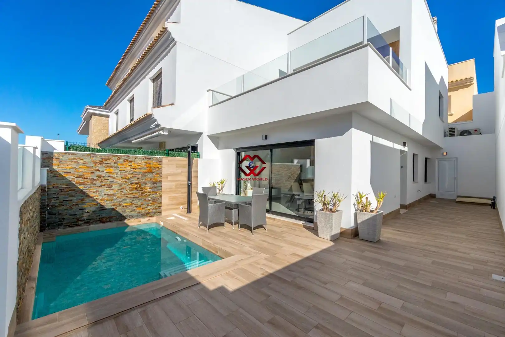 Terrasse von Einfamilien-Reihenhaus zum Verkauf in San Pedro del Pinatar mit Privatgarten, Terrasse und Schwimmbad
