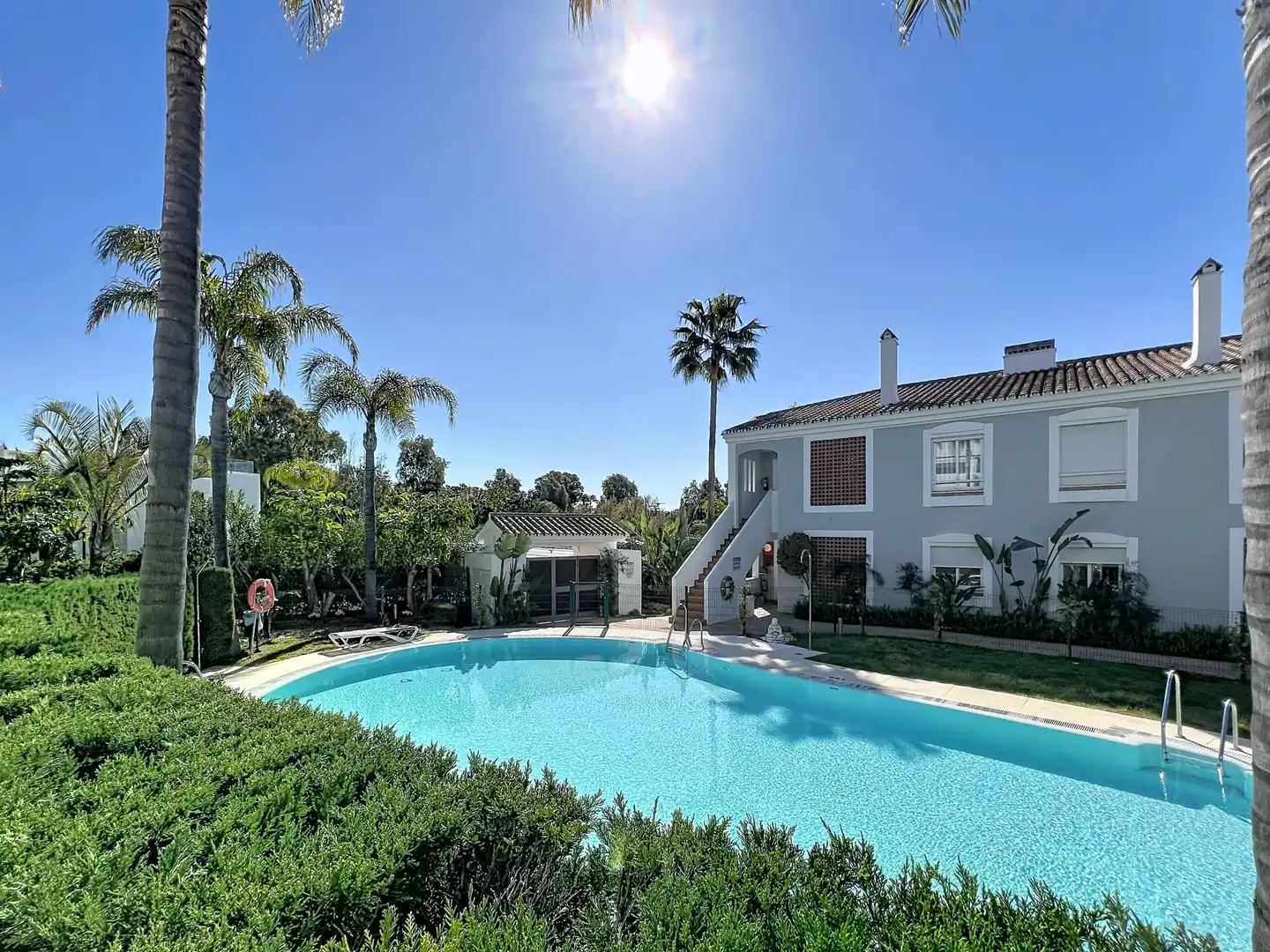 Vista exterior de Planta baixa en venda en Estepona amb Aire condicionat, Terrassa i Piscina