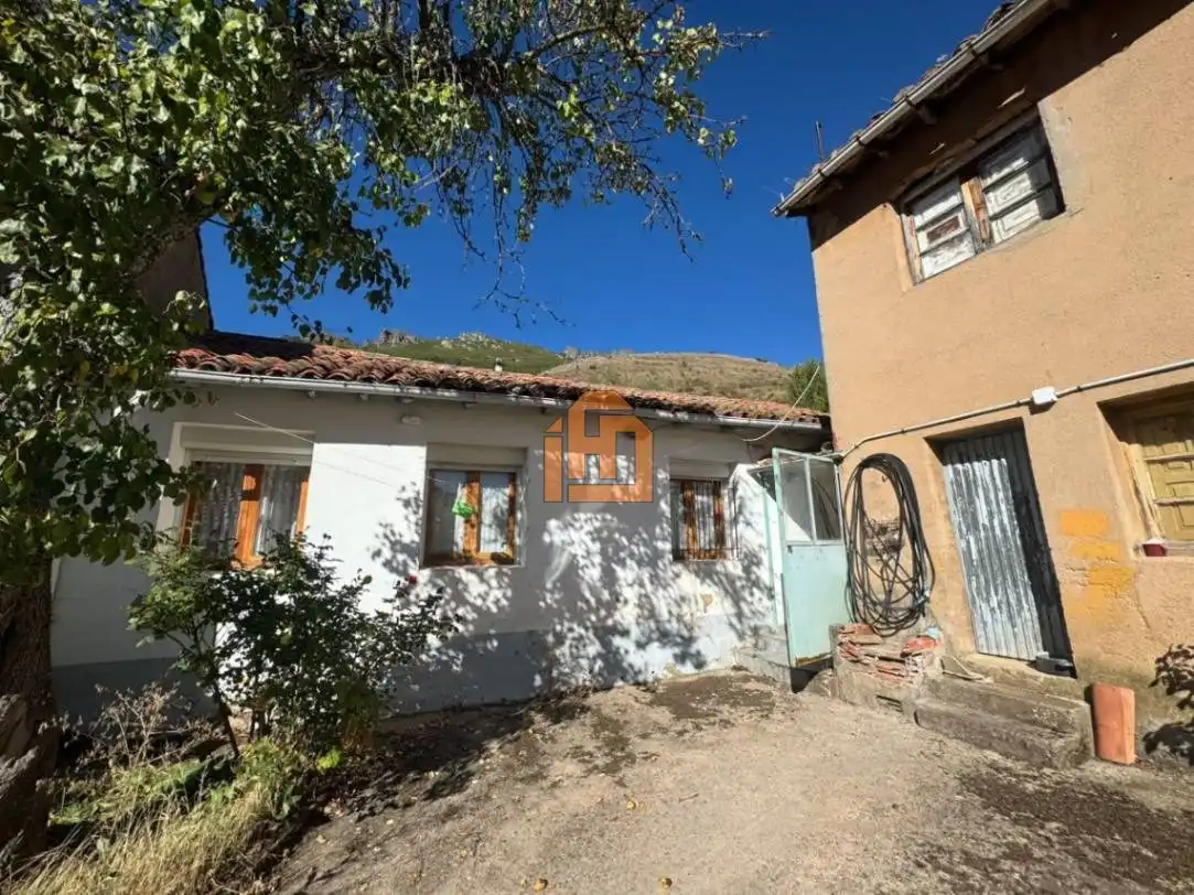 Vista exterior de Casa o chalet en venta en La Pola de Gordón , León