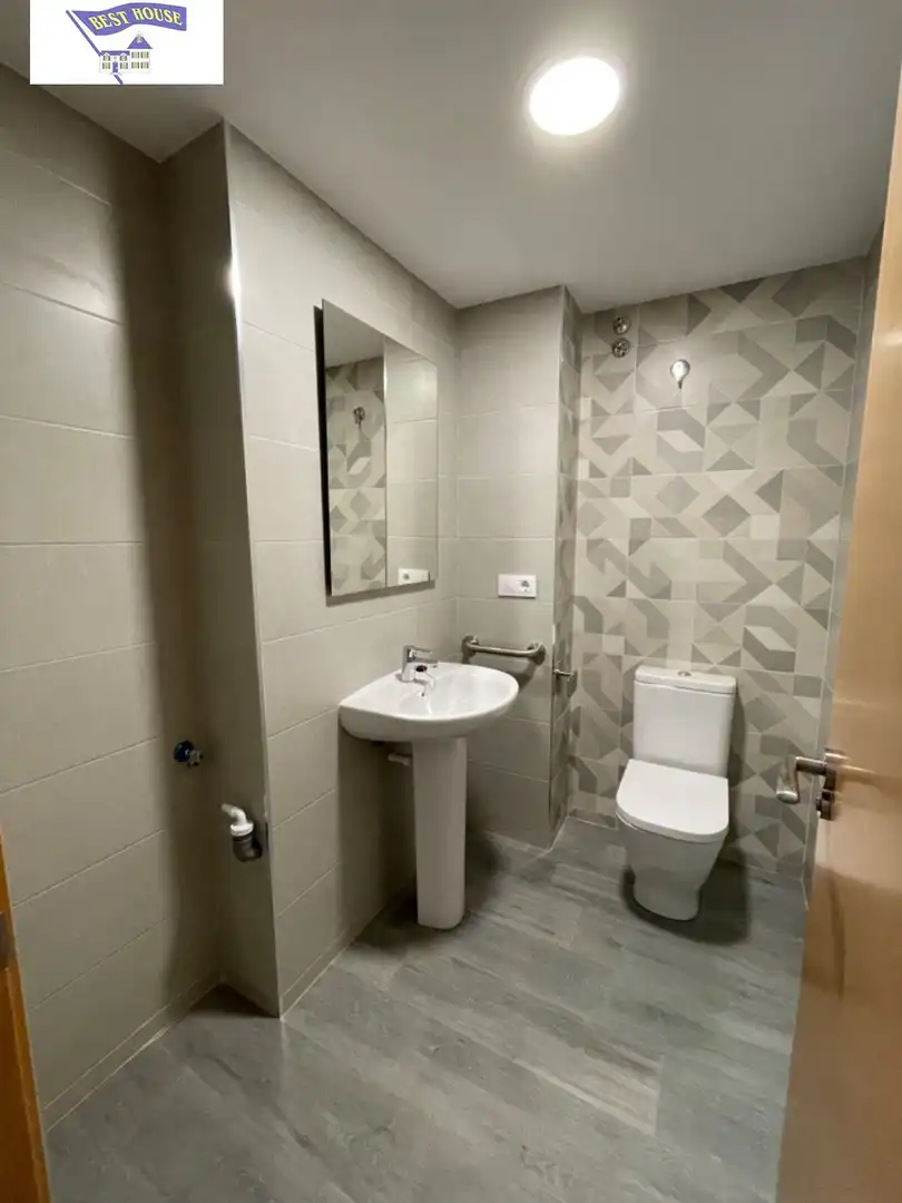 Badezimmer von Erdgeschoss zur Miete in Albacete mit Heizung und Balkon