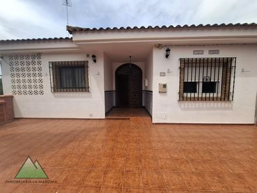 Detached house with balcony for sale in Calle Sedeño
