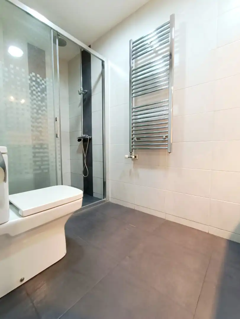Badezimmer von Erdgeschoss zum Verkauf in Badalona mit Heizung, Parkett und Balkon