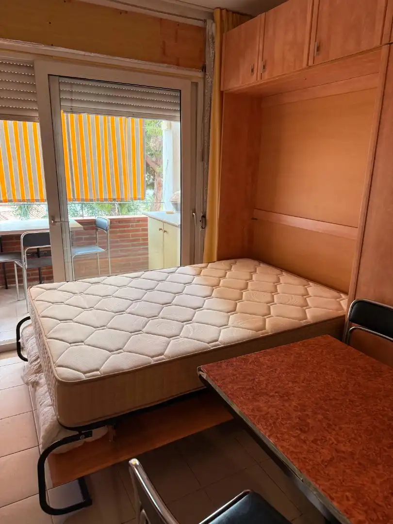 Habitación de Apartamento de alquiler en Lloret de Mar con Amueblado, Lavadora y Balcón