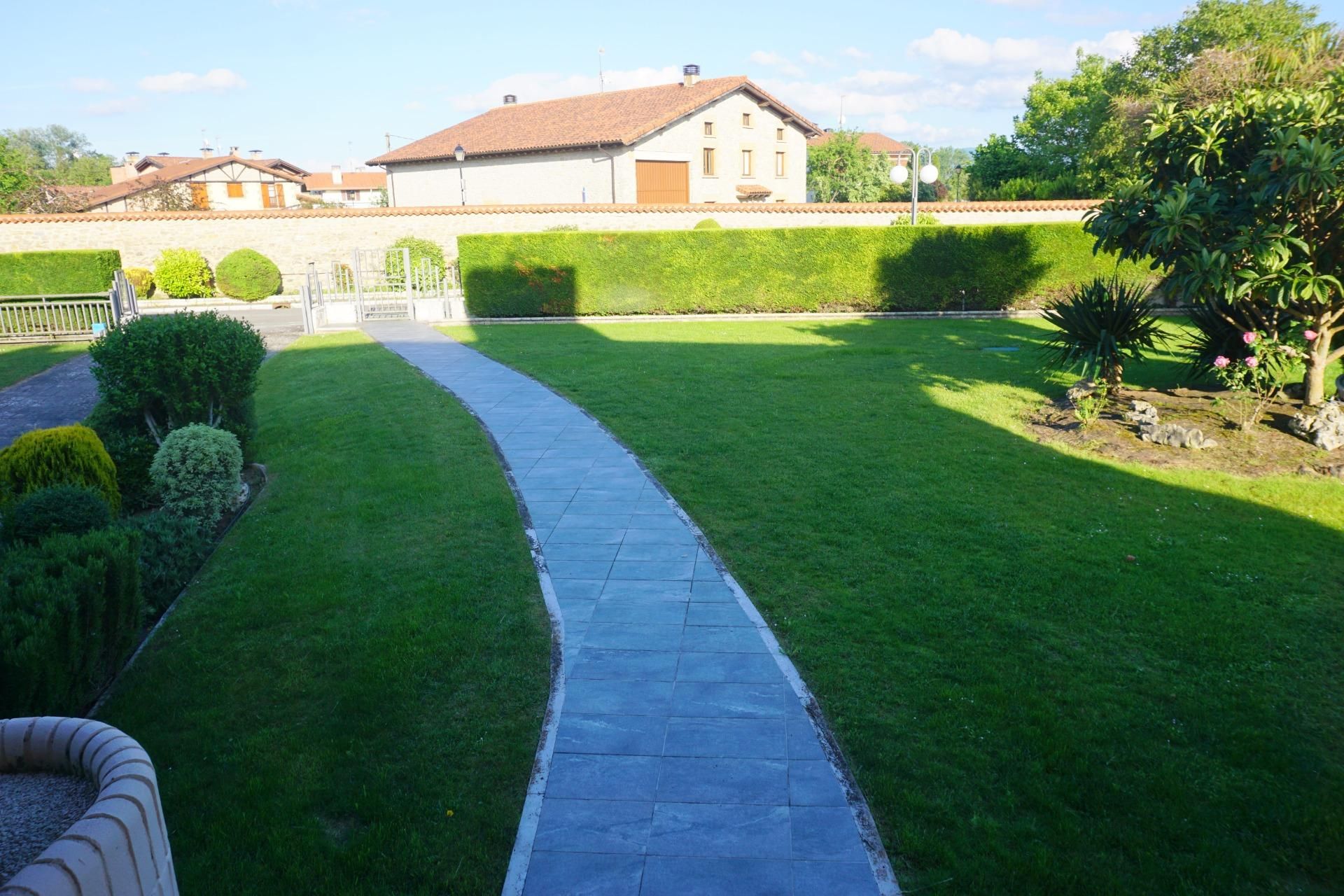 Jardí de Casa o xalet en venda en Vitoria - Gasteiz amb Calefacció, Jardí privat i Traster