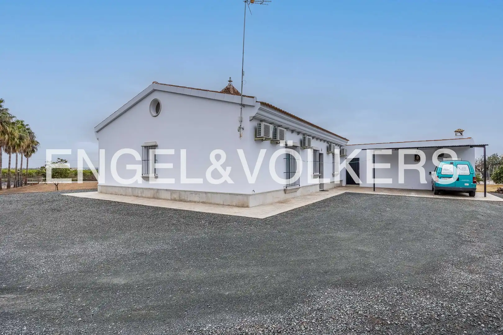 Vista exterior de Finca rústica en venta en Lora del Río con Aire acondicionado, Calefacción y Jardín privado