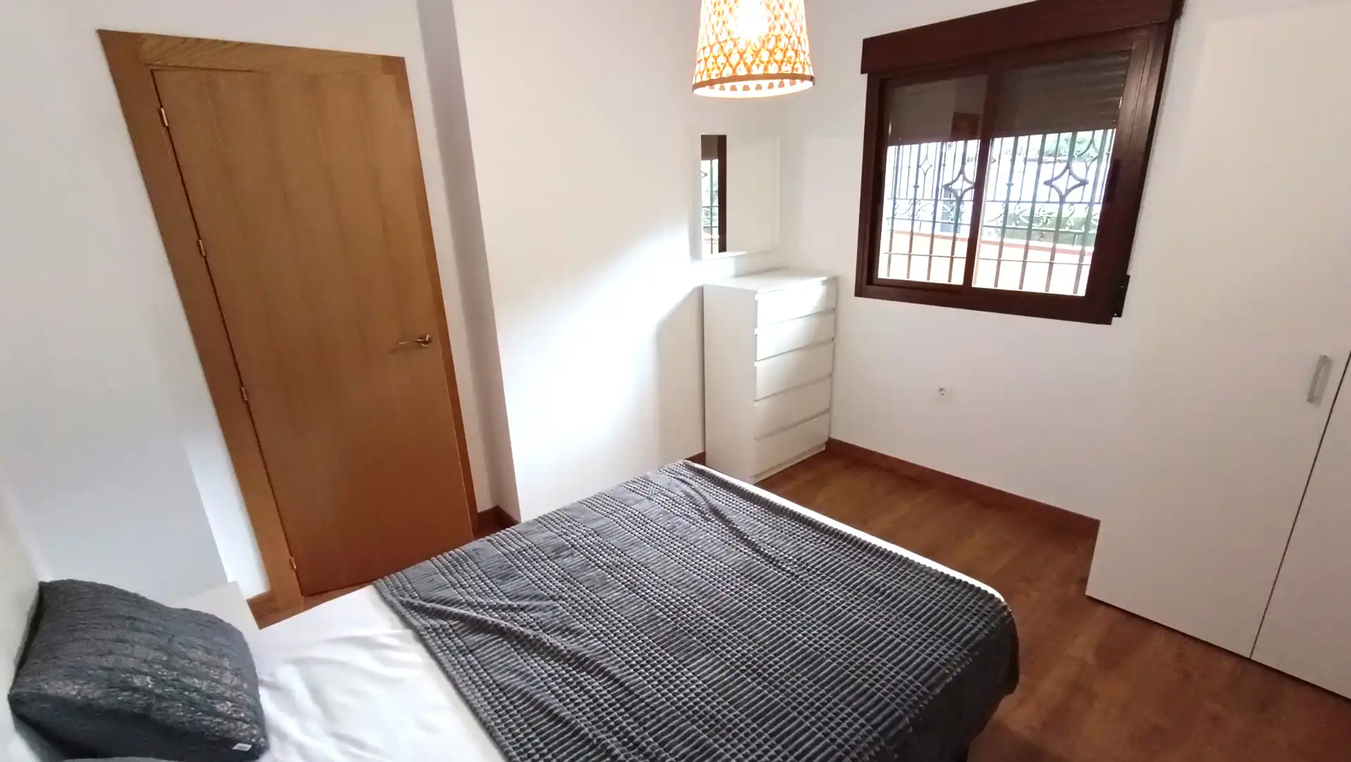 Habitación de Piso de alquiler en La Zubia con Aire acondicionado, Amueblado y Balcón