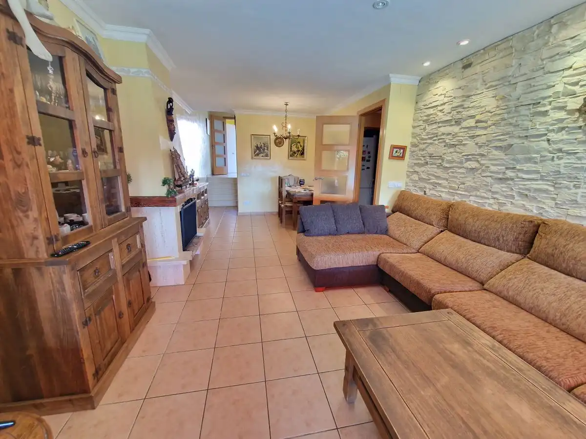 Sala d'estar de Casa adosada en venda en Banyeres del Penedès amb Calefacció, Jardí privat i Terrassa