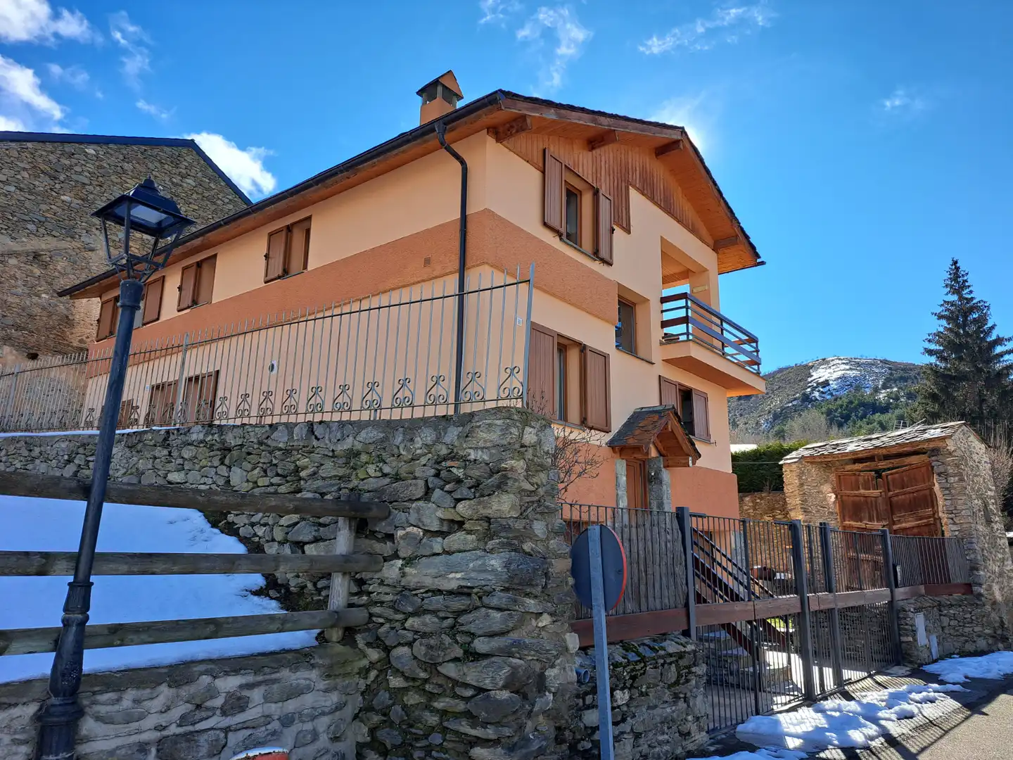 Vista exterior de Casa o xalet en venda en Fontanals de Cerdanya amb Calefacció, Terrassa i Moblat