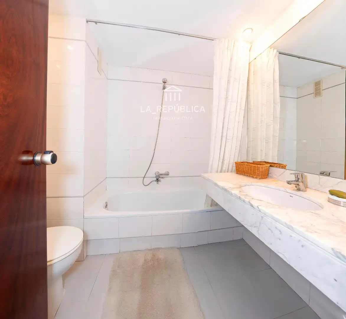 Habitación de Piso en venta en Barcelona con Calefacción, Terraza y Horno