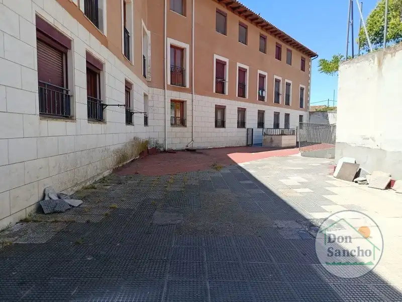Vista exterior de Pis en venda en Cigales amb Calefacció i Traster