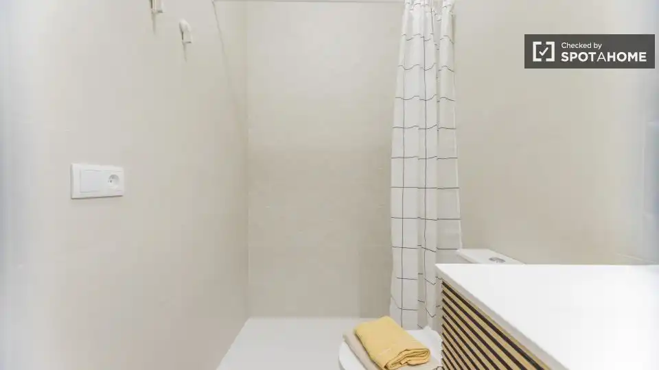 Baño de Piso de alquiler en Valencia con Aire acondicionado, Calefacción y Amueblado