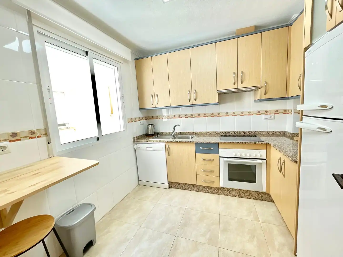 Cuina de Apartament de lloguer en Los Alcázares amb Aire condicionat, Terrassa i Traster