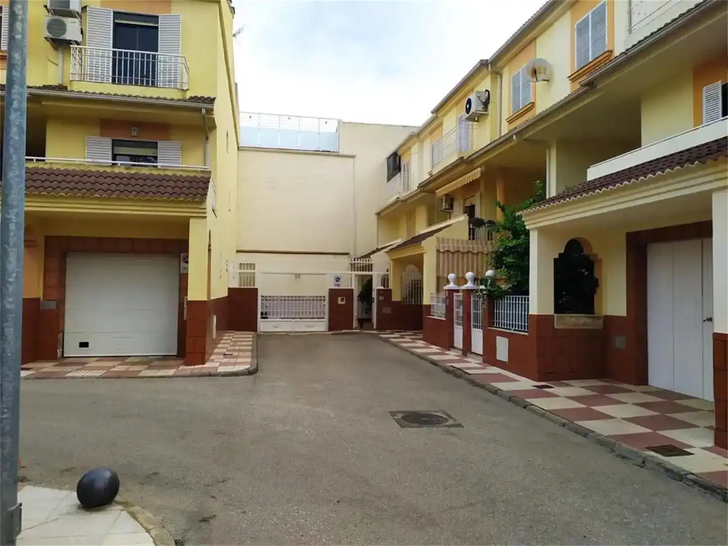 Vista exterior de Casa adosada en venta en Bailén con Aire acondicionado y Balcón