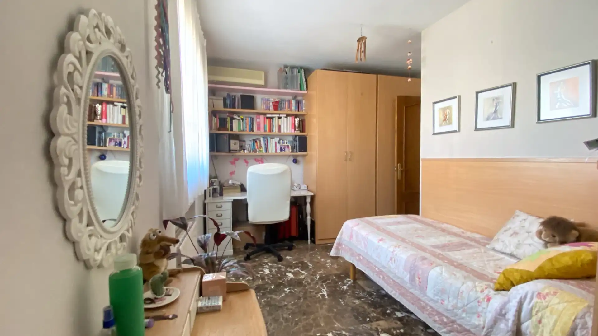 Habitación de Casa adosada en venta en Cerdanyola del Vallès con Aire acondicionado, Calefacción y Jardín privado