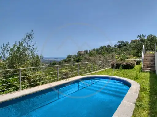 Casa amb piscina en venda a Carrer Roca del Sol, imagen 3