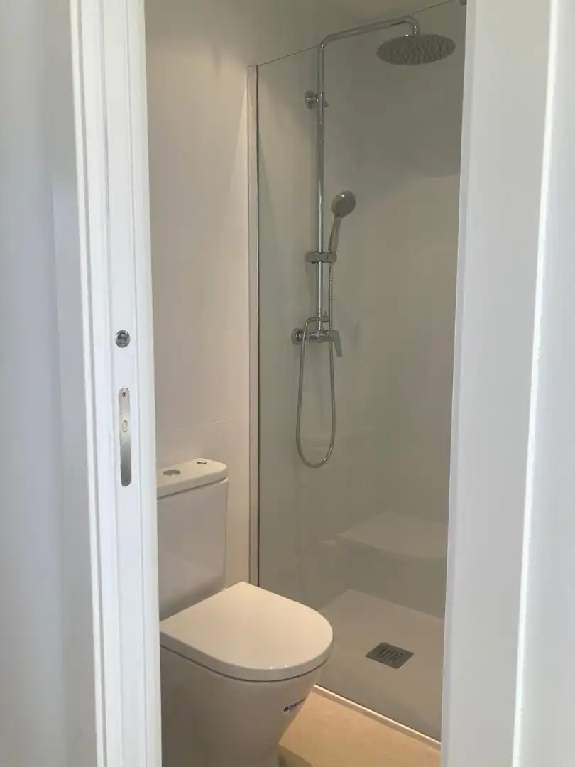 Badezimmer von Dachboden zur Miete in Zaragoza mit Klimaanlage, Heizung und Parkett