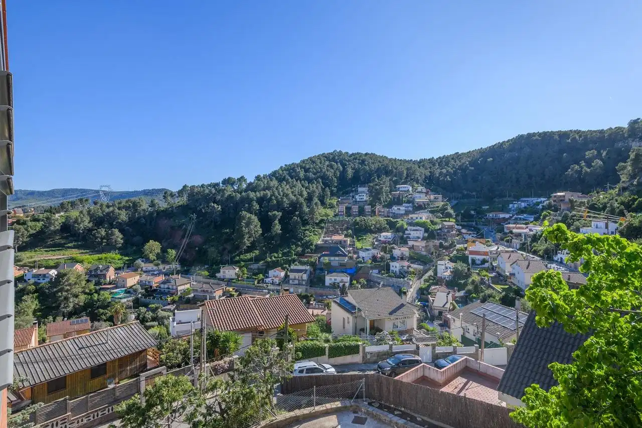 Vista exterior de Casa o chalet en venta en Vallirana con Aire acondicionado y Balcón