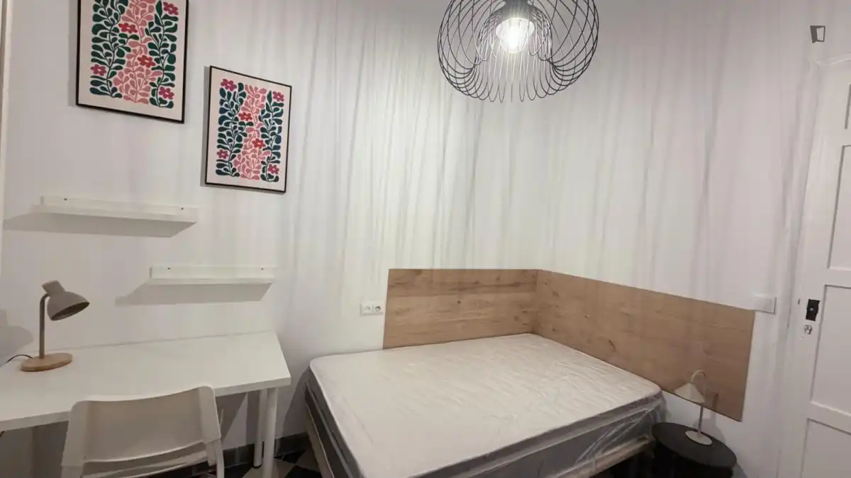 Dormitori de Apartament per a compartir en Granada amb Moblat, Forn i Microones